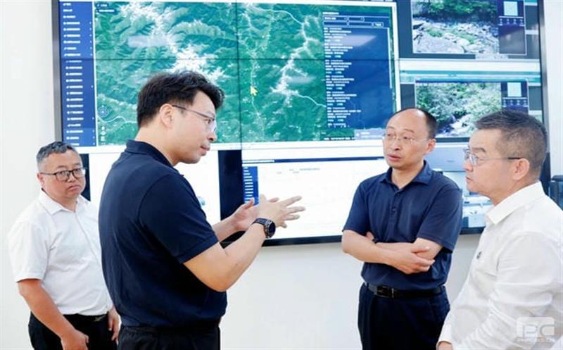 �����쵼����һ�߶�����Ѵ������������